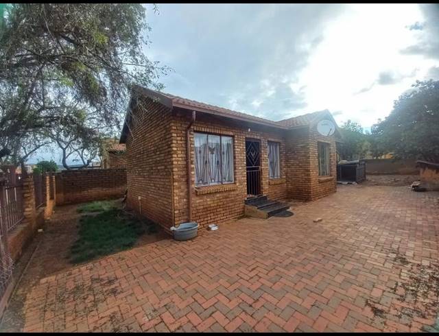 3 BEDROOM HOUSE FOR SALE IN PHILIP NEL PARK